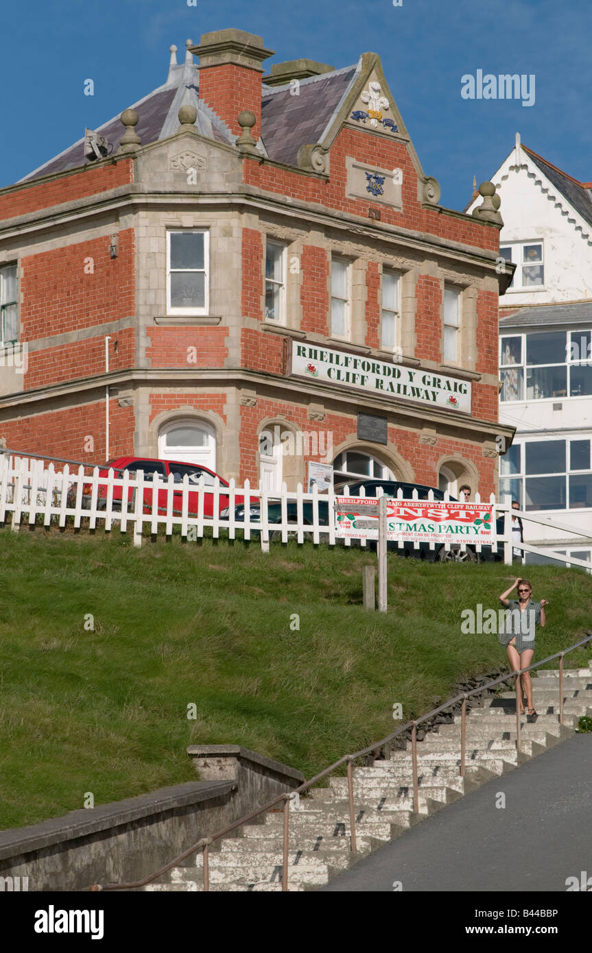Aberystwyth scogliera elettrico terminus ferroviario edificio costruito nel 1896, il più lungo del Regno Unito, pomeriggi d'estate. Constitution Hill Foto Stock