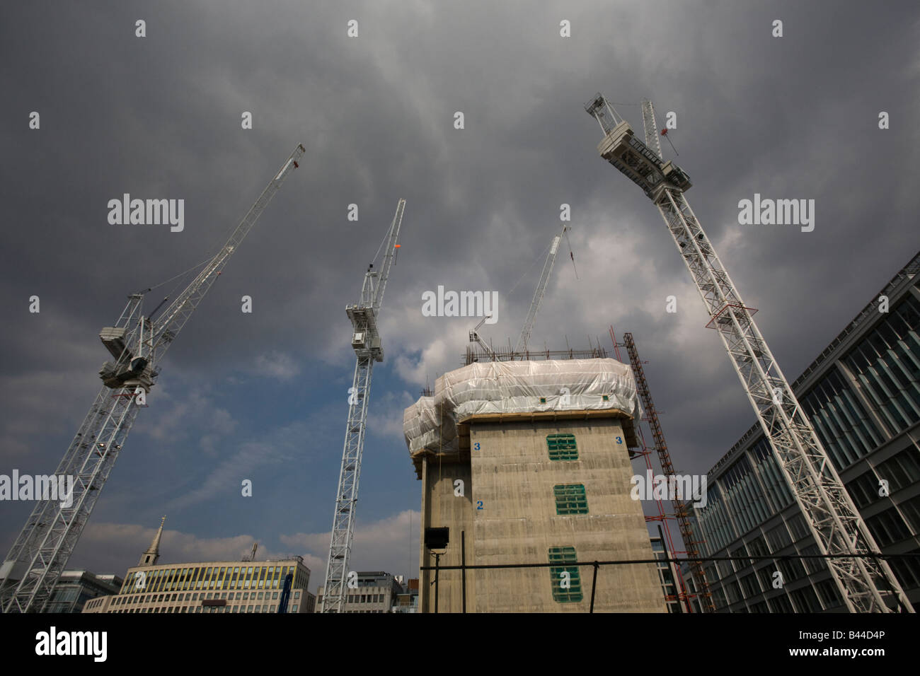 Costruzione di gru edili sul sito in Cheapside, City of London Foto Stock