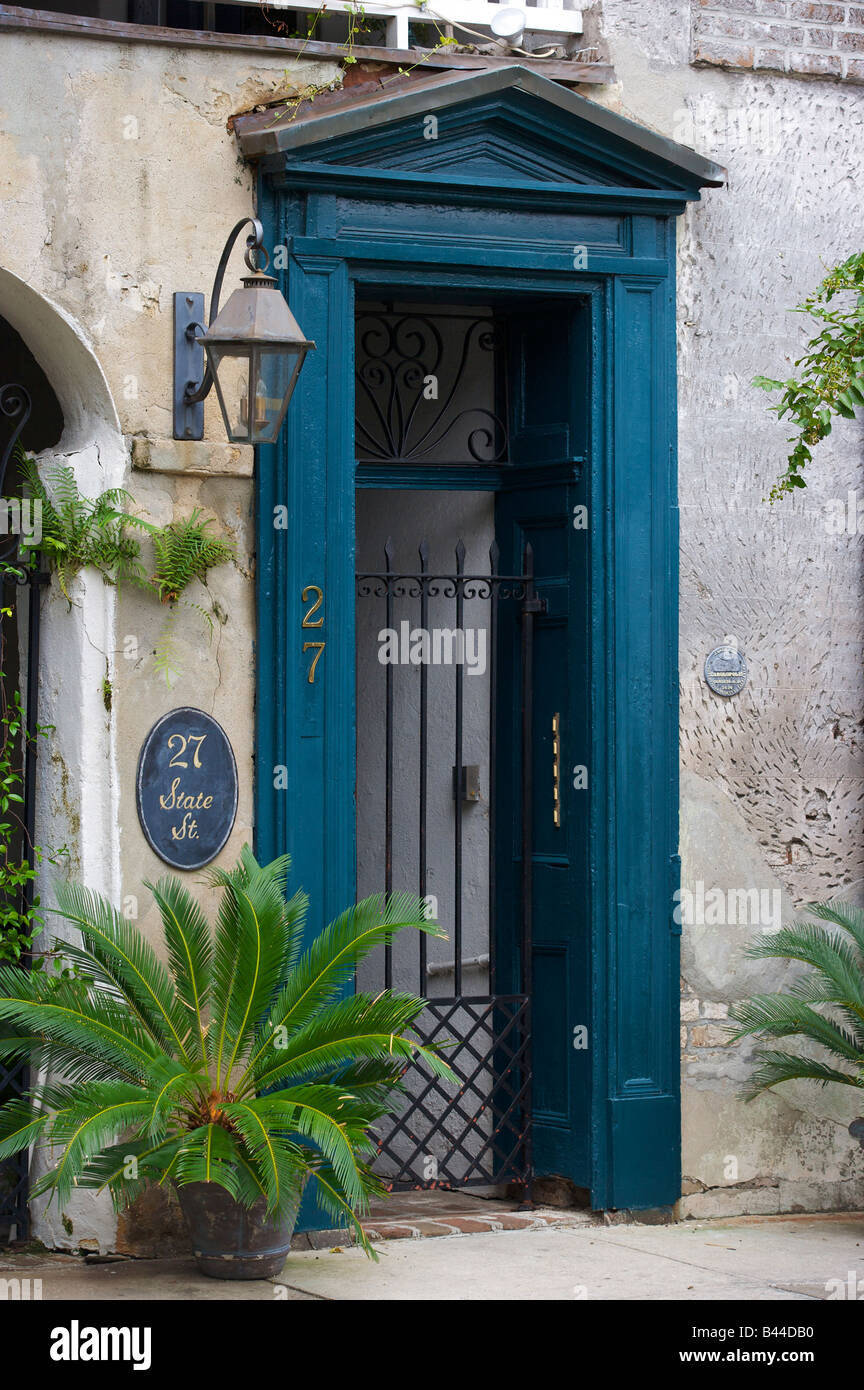Basso e tradizionale stile country entrata di una casa nel quartiere francese di Charleston SC Charleston fondata nel 1670 Foto Stock