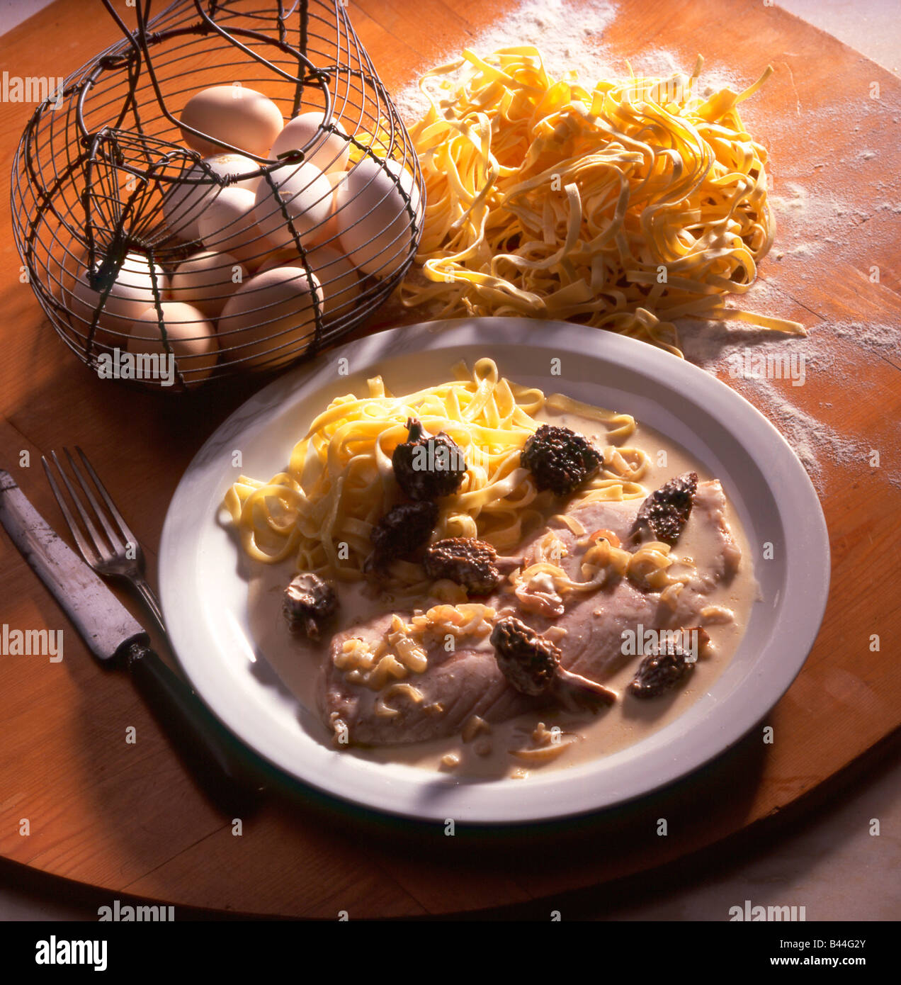 Acqua dolce lucioperca con morilles Foto Stock