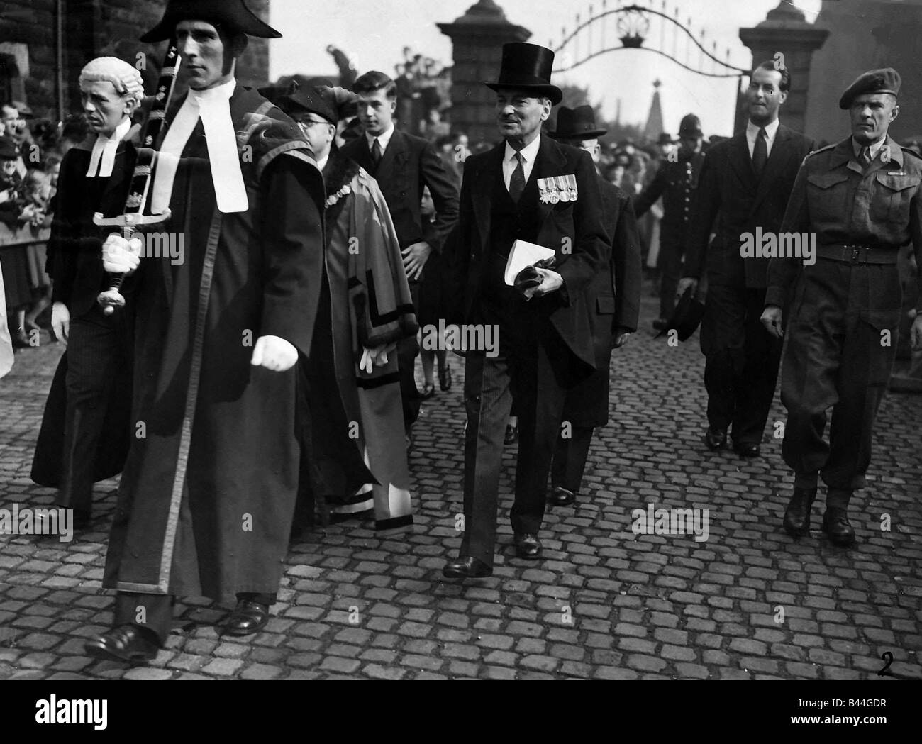 Il Primo Ministro Clement Attlee MP lasciando Warrington Chiesa Parrocchiale in Lancashire Foto Stock