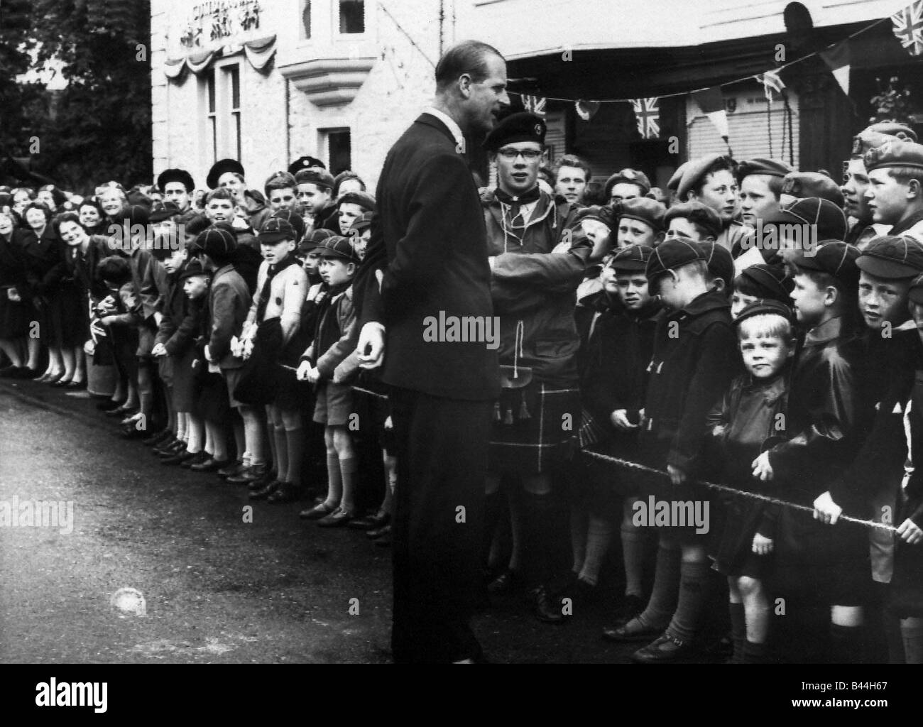 Il principe Filippo parlando di cuccioli di lupo a Kirkcudbright in Scozia dopo che egli aveva partecipato St Cuthberts chiesa della città, Giugno 1965 Foto Stock