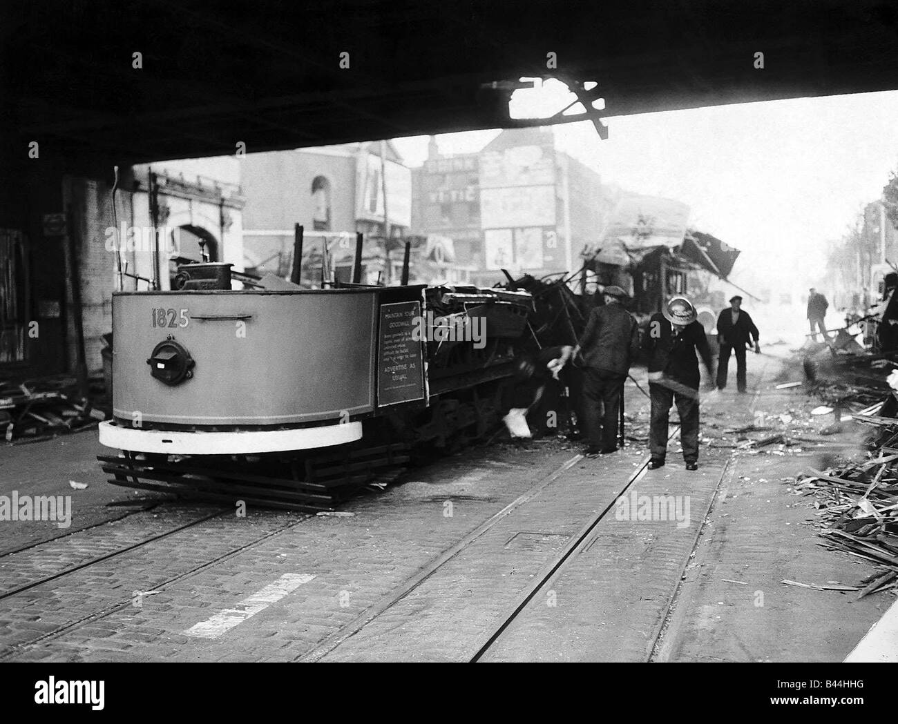 Resti di un tram auto colpita dal getto da una bomba durante il WW2 air raid su Londra 1940 Foto Stock
