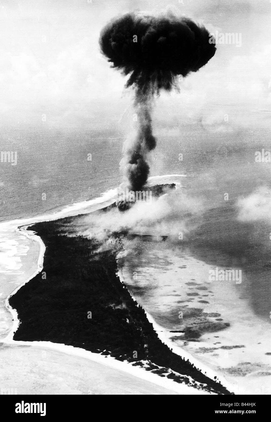 Cloud a fungo sorge dal giapponese polveriera su Atollo Kwajalein nel Pacifico centrale dopo essere stato colpito da bombe da noi Foto Stock