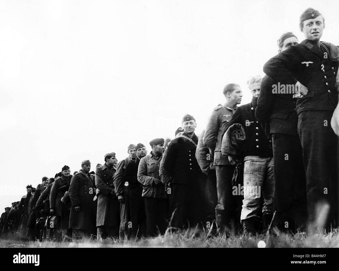 Prigionieri di guerra tedeschi la linea fino a essere elaborati dopo la loro acquisizione Durante WW2 1944 Foto Stock
