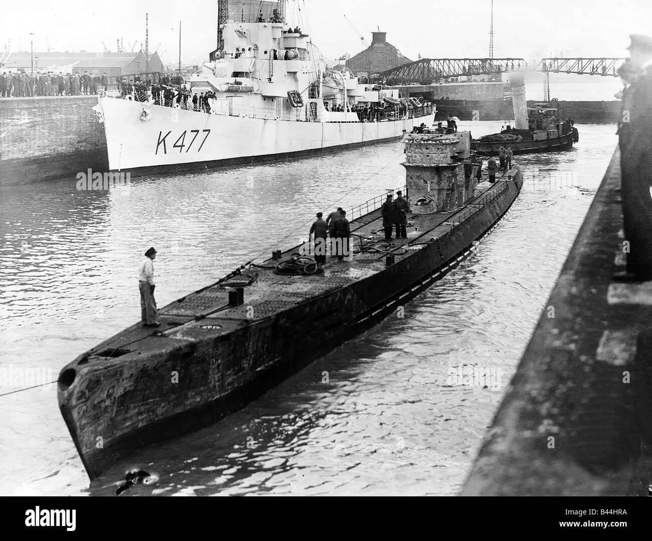 A catturato il tedesco U barca in un dock di Gladstone dopo essere stati accompagnati dalla Royal Navy fregata HMS Grindall WW2 1945 1940s Foto Stock