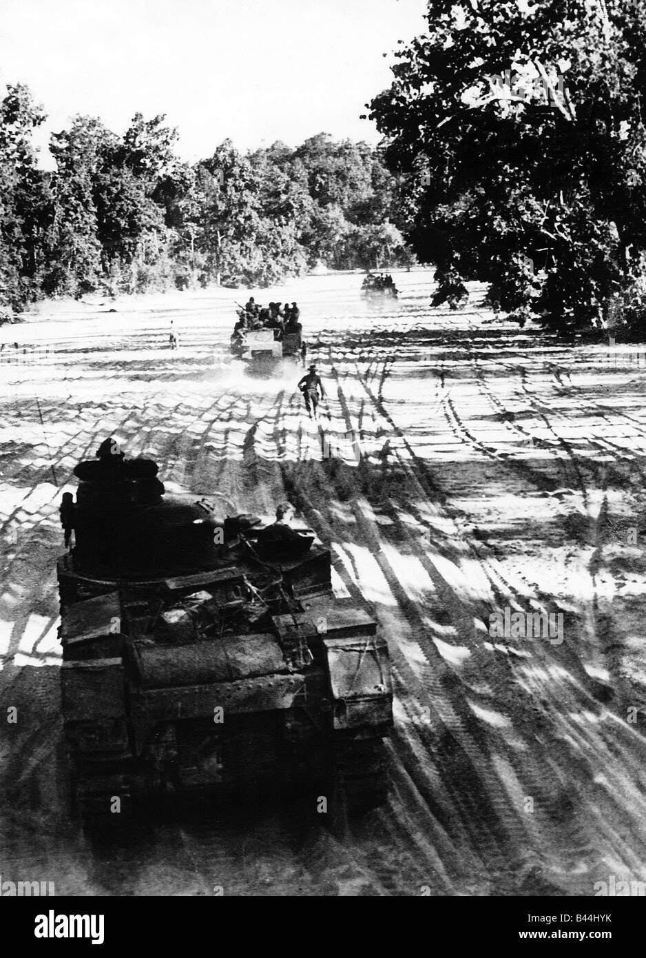 Sherman e Lee serbatoi fanno la loro strada lungo asciugò il letto del fiume di Sipadon Chaung monsone di fiume della Birmania centrale WW2 1945 1940s Foto Stock
