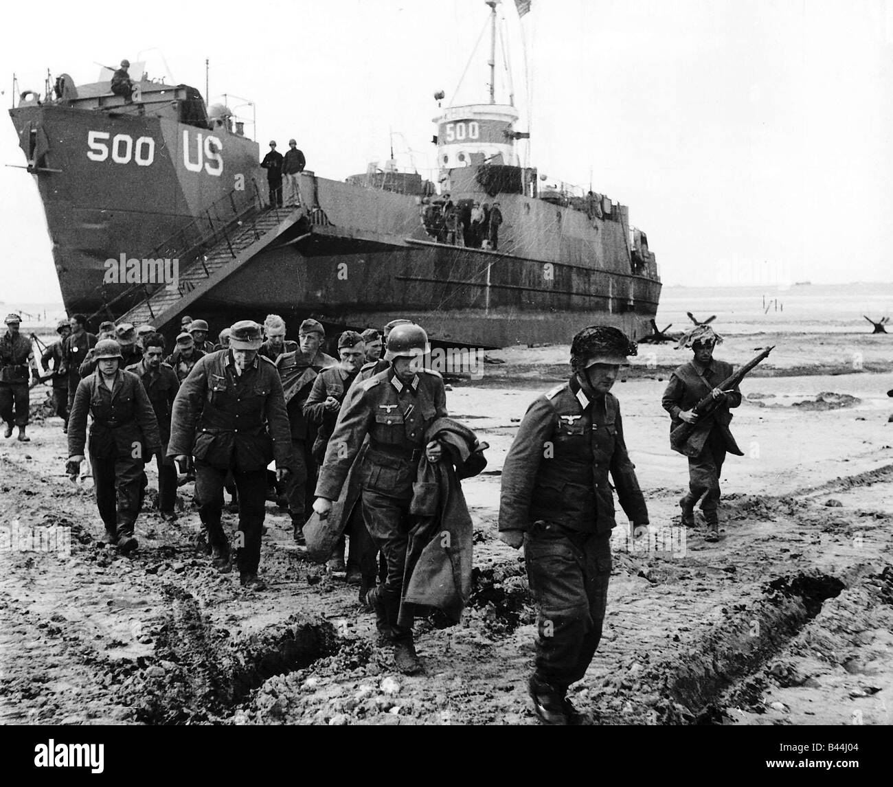 WW2 prigionieri di guerra tedeschi sbarcare da una landing craft in Inghilterra e iniziare il mese di marzo ad un campo di prigionia 1944 Foto Stock