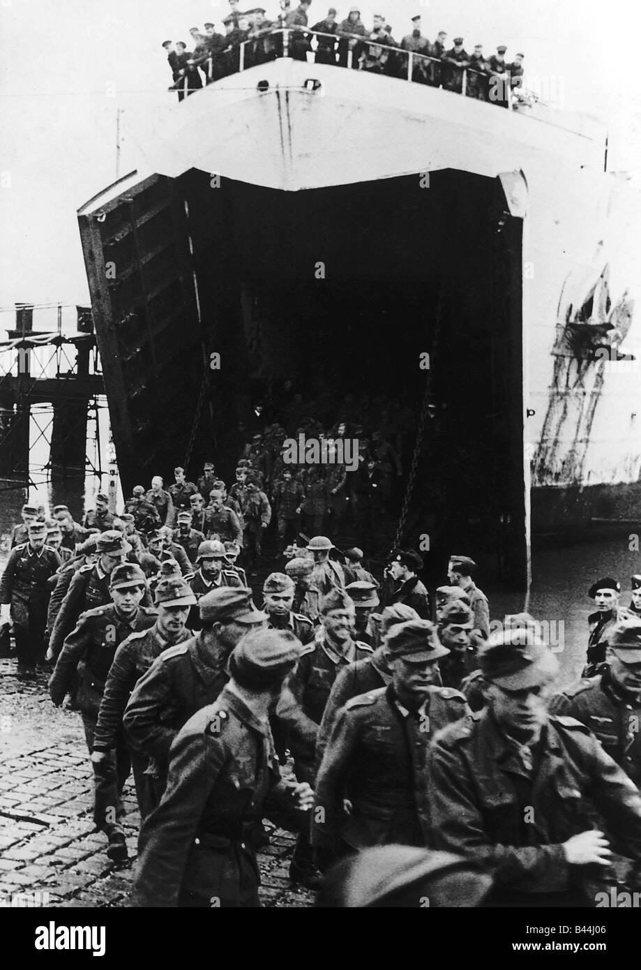 WW2 tedesco prigionieri catturati dai canadesi arrivano in Inghilterra per il trasferimento ad un campo di prigionia 1944 Foto Stock