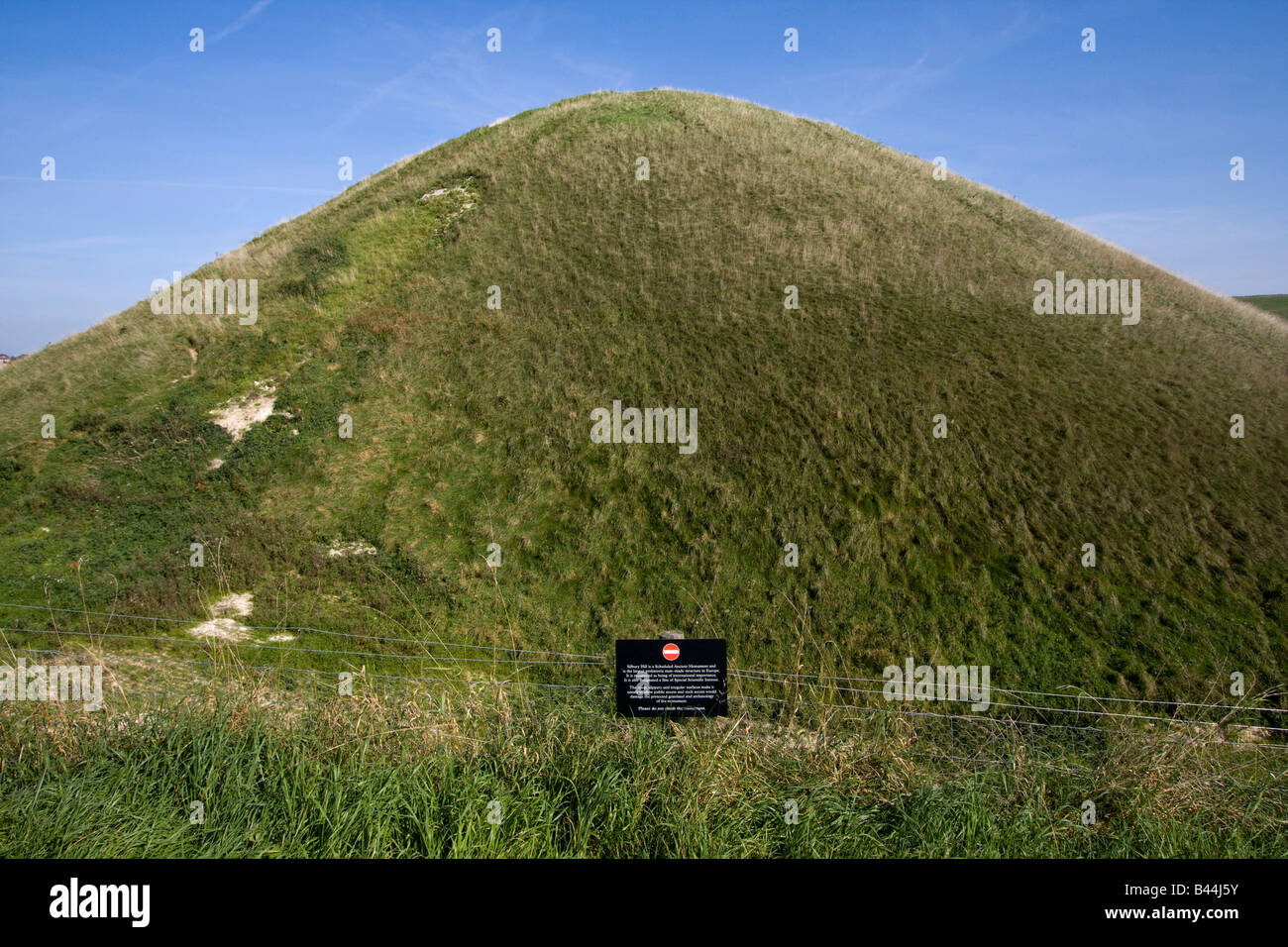 Silbury Hill uomo fatto chalk mound vicino ad Avebury Wiltshire, Inghilterra uk gb Foto Stock