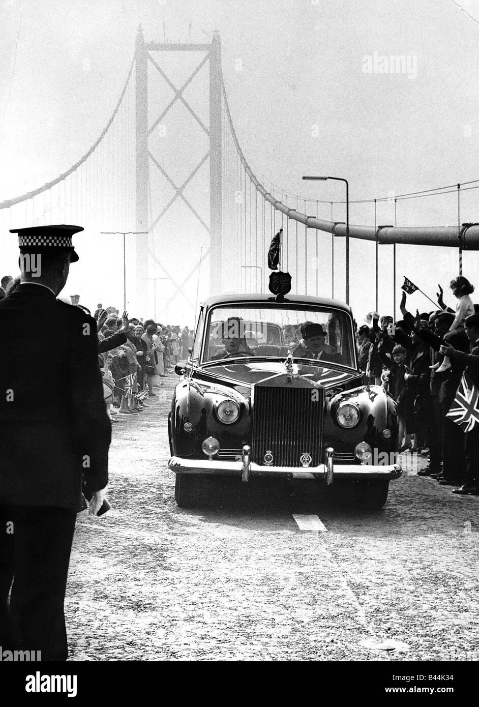 Regina attraversa Forth Road Bridge con il Principe Filippo 1964 per aprire ufficialmente la traversata Foto Stock