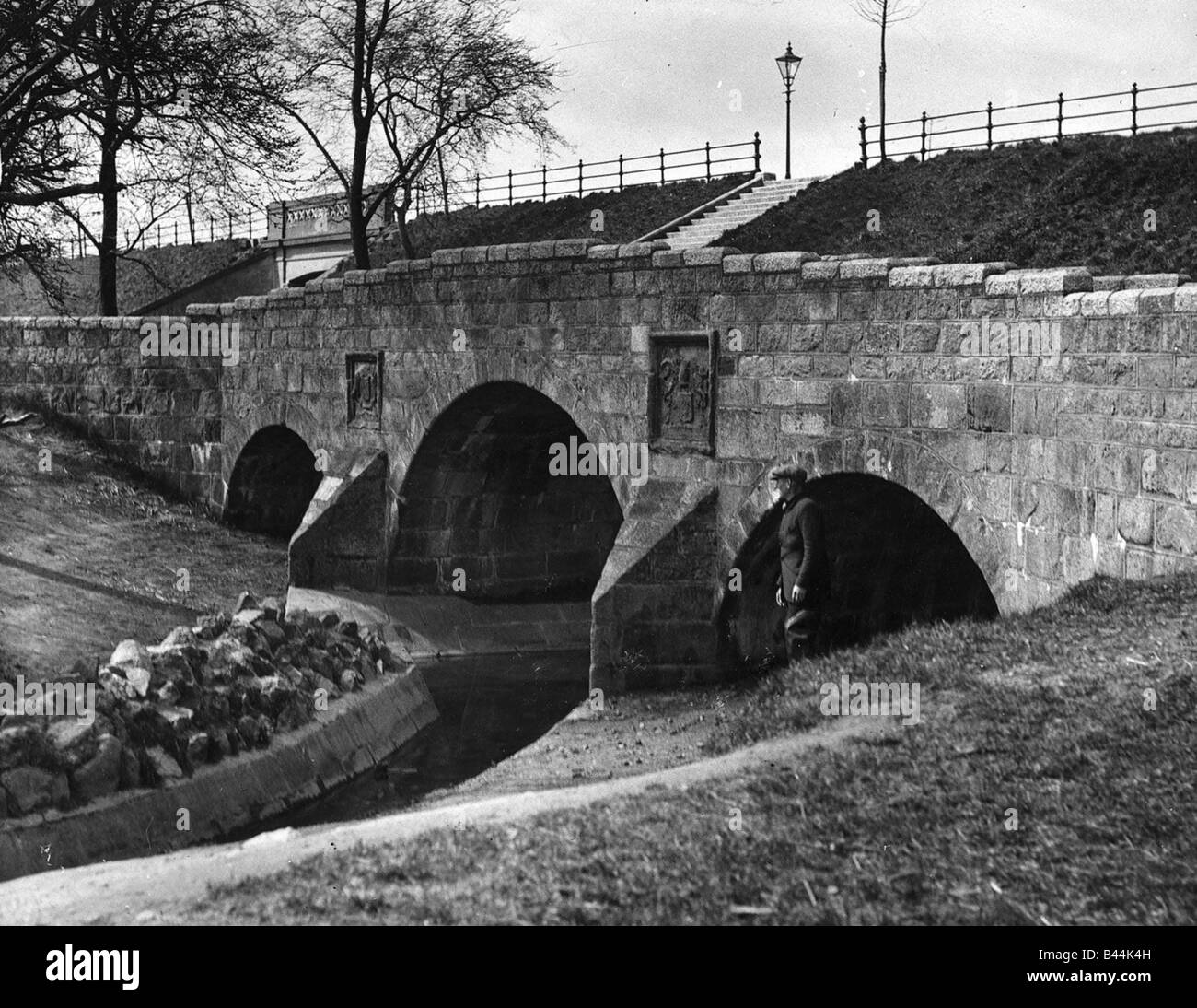 Il vecchio ponte di Ruthrieston Aprile 1937 costruita nel 1693 e spostare 35 yard a ovest e nuovamente eretto 1923 accanto al fiume Dee Aberdeenshire Foto Stock