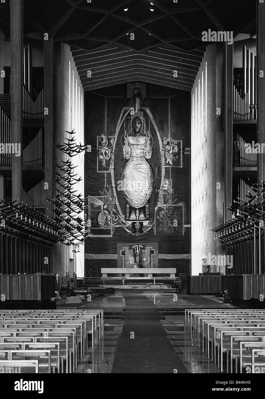 Coventry Cathedral chiesa di St Michael ricostruito nel 1962 dopo la vecchia cattedrale fu bombardata nel 1940 progettato da Sir Basil Spence Foto Stock