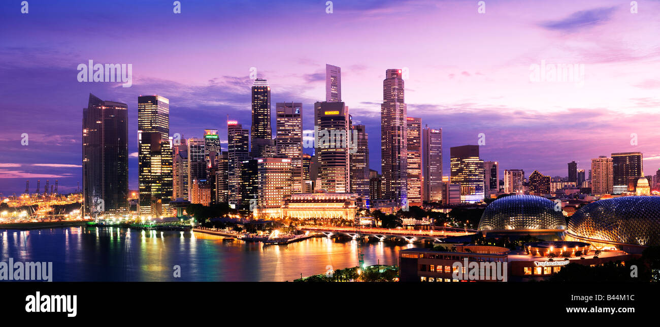 Asia Singapore Singapore Skyline distretto finanziario al crepuscolo Foto Stock