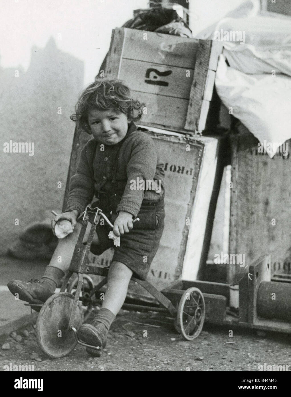 Alex Ross in sella al suo triciclo Dicembre 1943 storia di evacuazione dal nord-est della Scozia battaglia area pratica Foto Stock