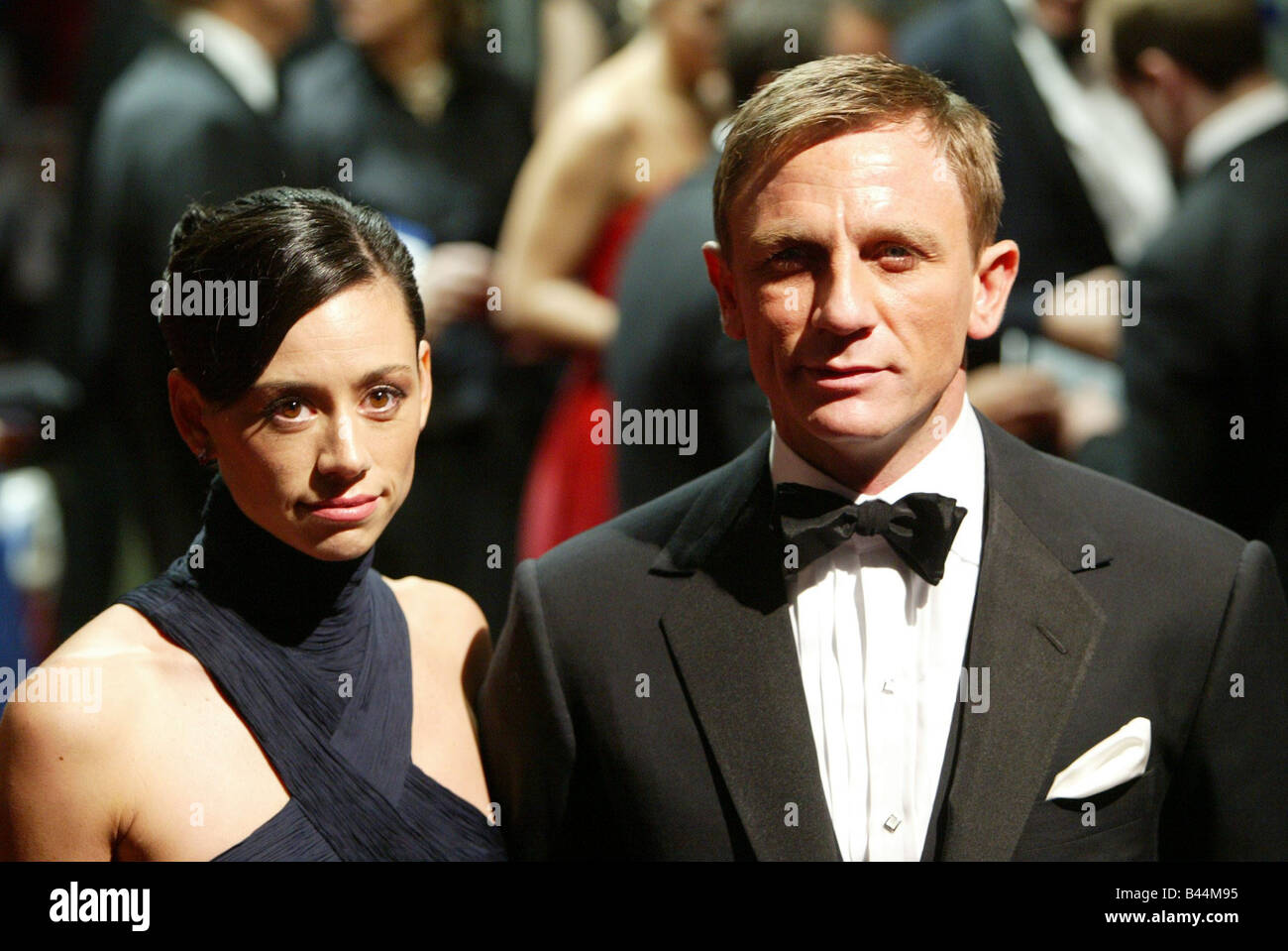 Attore Daniel Craig e Satsuki Mitchell rappresentano per i fotografi premiere mondiale dei più recenti film di James Bond Casino Royale Foto Stock