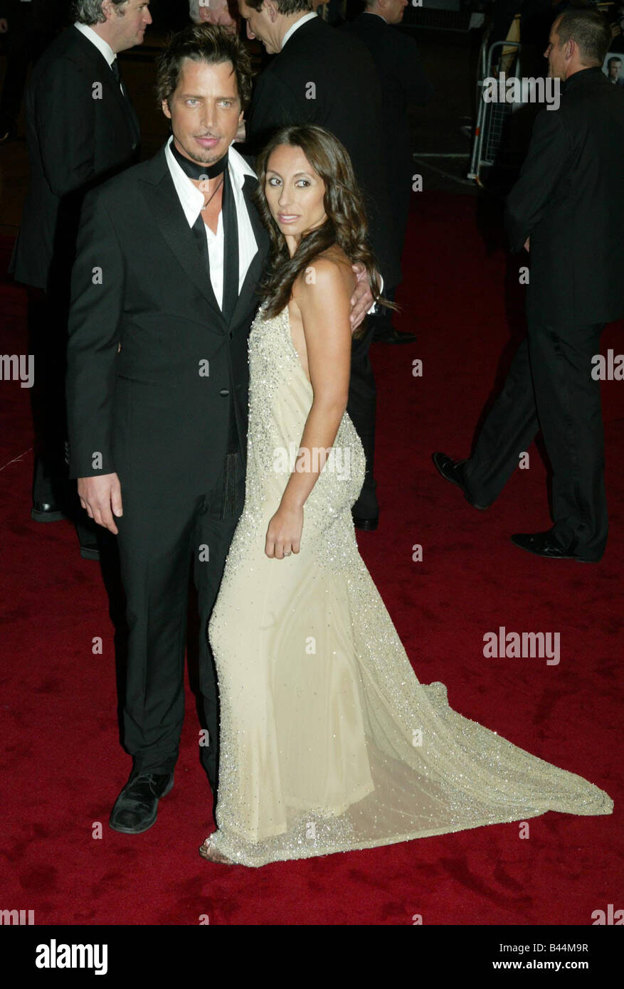 Chris Cornell e gli ospiti arrivano per la prima mondiale del nuovo film di James Bond Casino Royale a l'Odeon Leicester Square Foto Stock