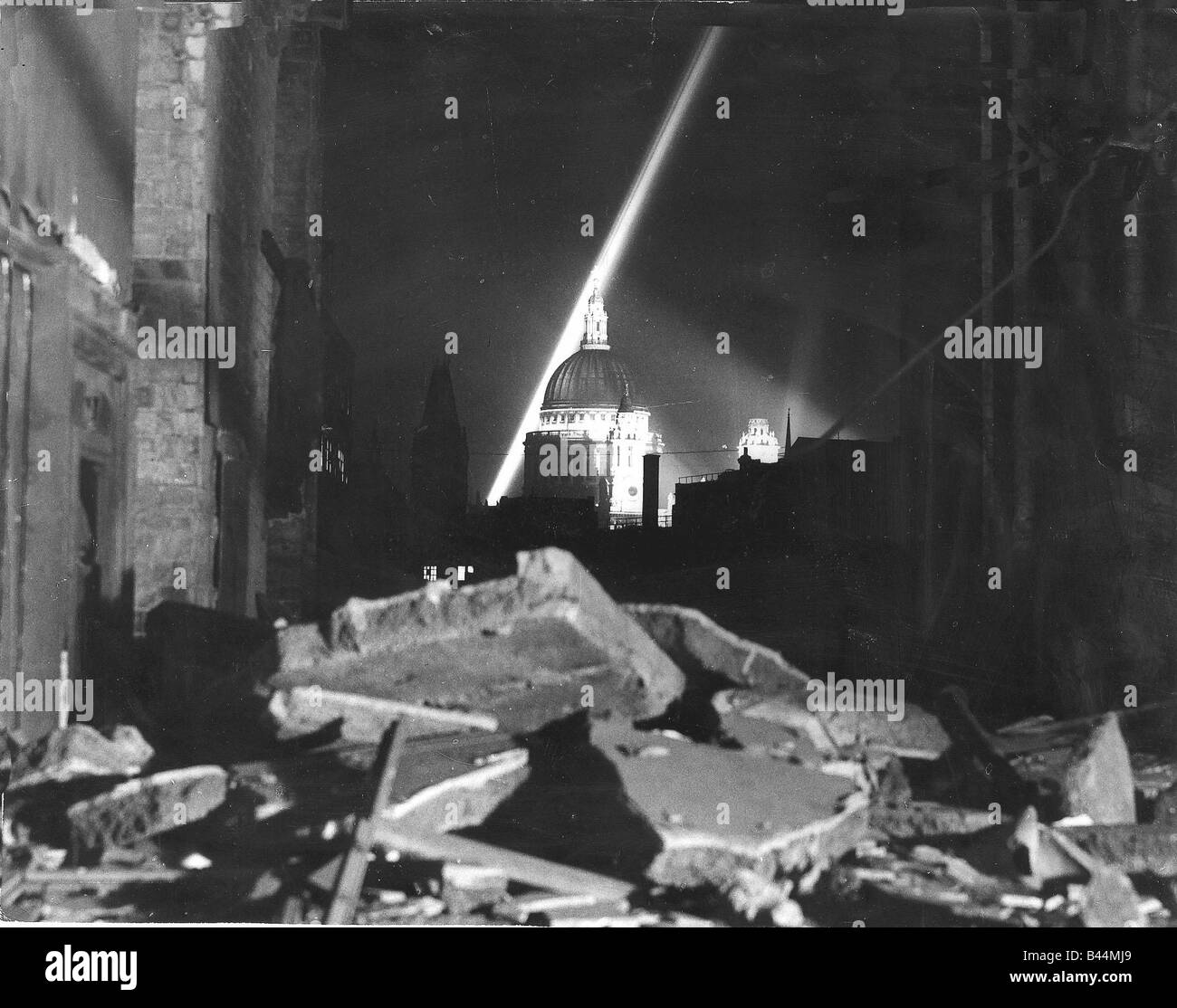St Pauls Londra illuminato di notte ve celebrazioni alla fine di WW2 1945 Foto Stock