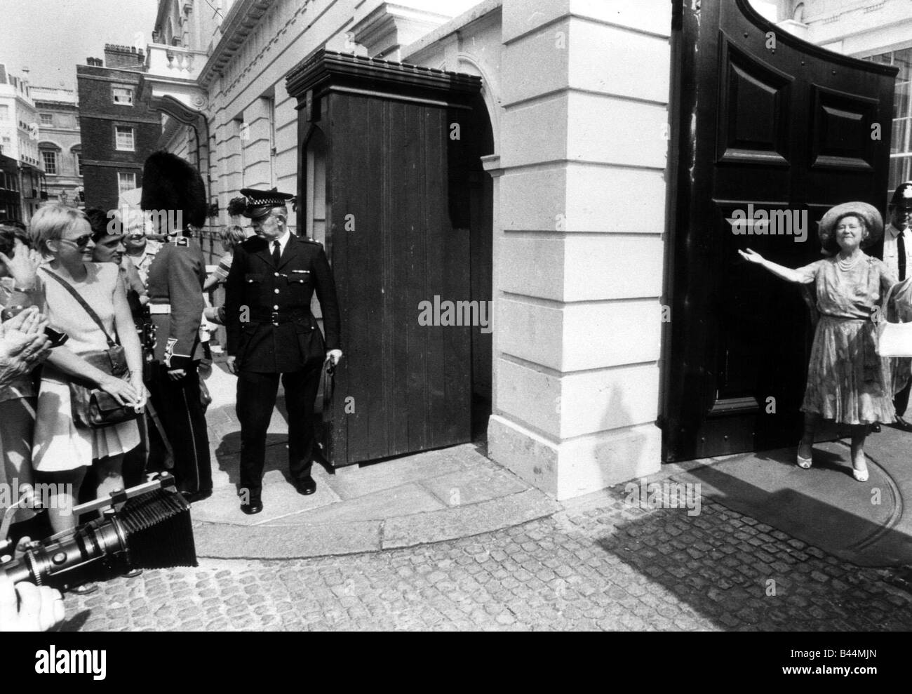 La regina madre spalanca le sue braccia come apre le porte al Clarence house come la folla fuori il 4 Agosto 1975 Foto Stock