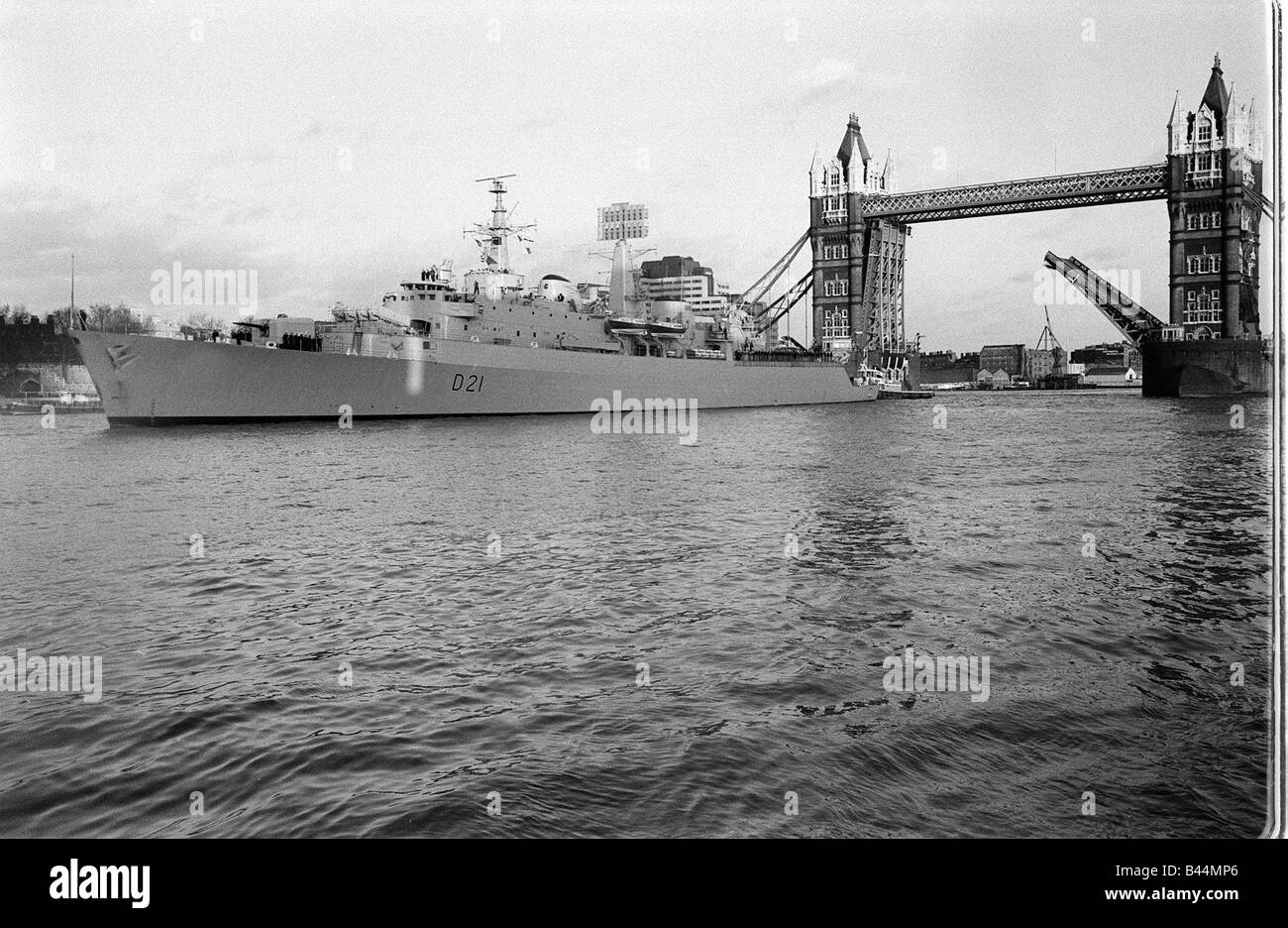 HMS contea di Norfolk Cacciatorpediniere classe Febbraio 1972 vele sotto il Tower Bridge durante una visita alla piscina di Londra Foto Stock