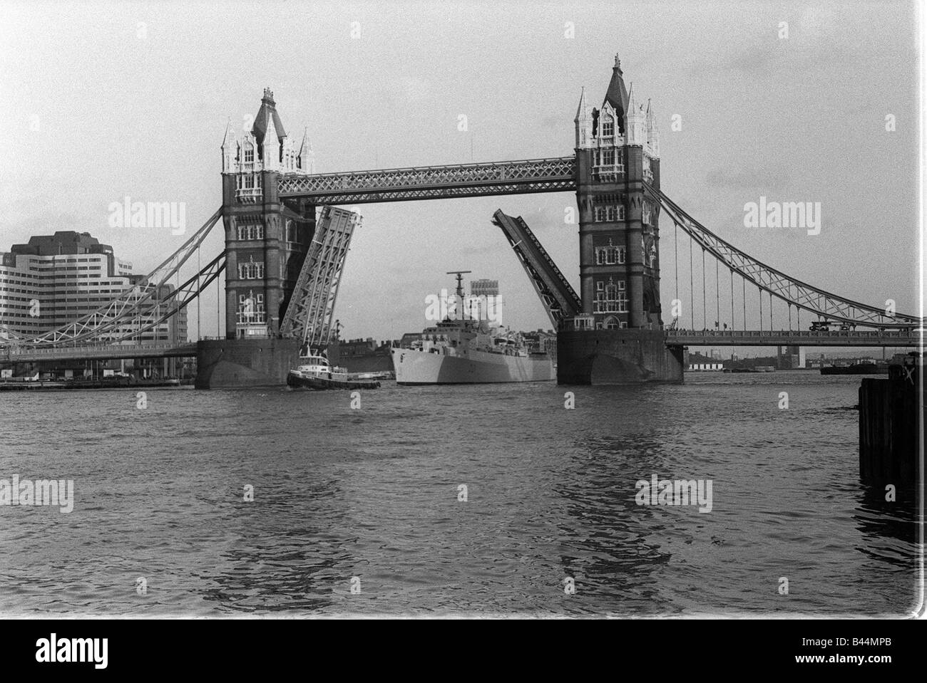 HMS contea di Norfolk Cacciatorpediniere classe Febbraio 1972 vele sotto il Tower Bridge durante una visita alla piscina di Londra Foto Stock