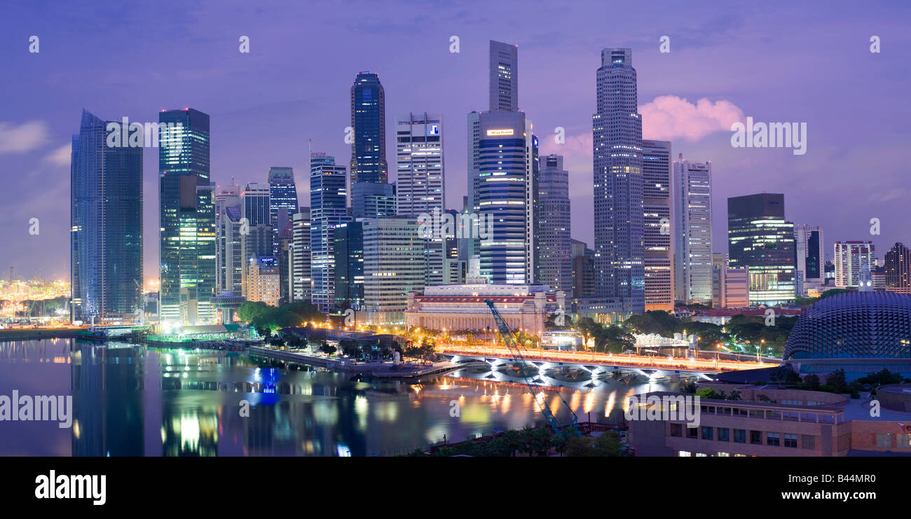 Asia Singapore Singapore Skyline distretto finanziario al crepuscolo Foto Stock