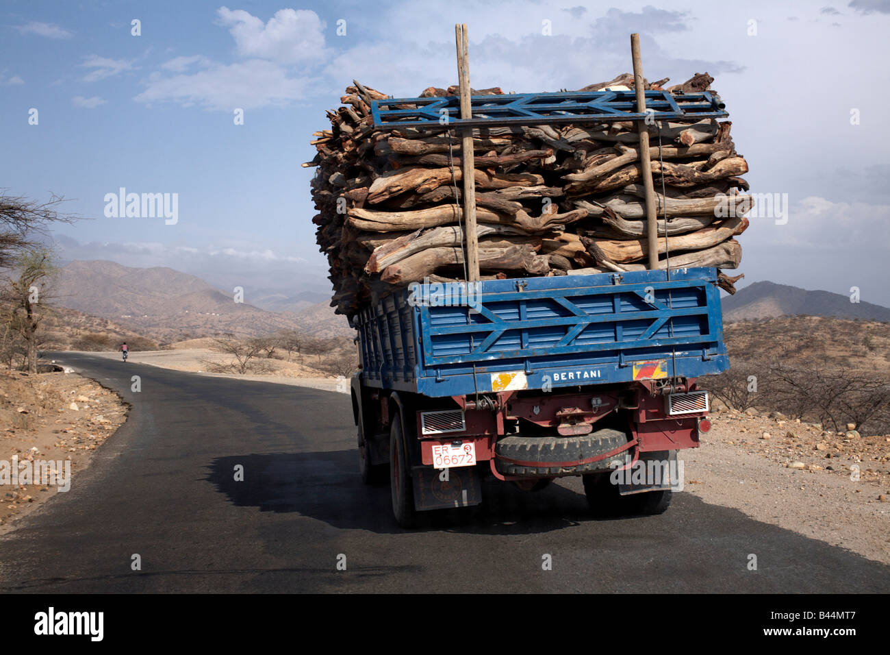 Camion che trasportano i registri in western Eritrea Foto Stock