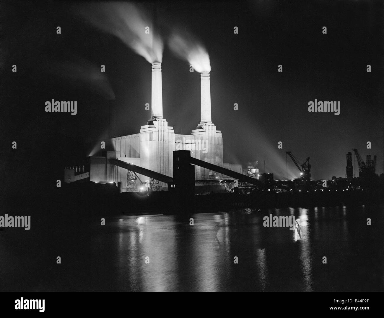 Battersea Power Station illuminata di notte 1951 Londra Inghilterra Foto Stock