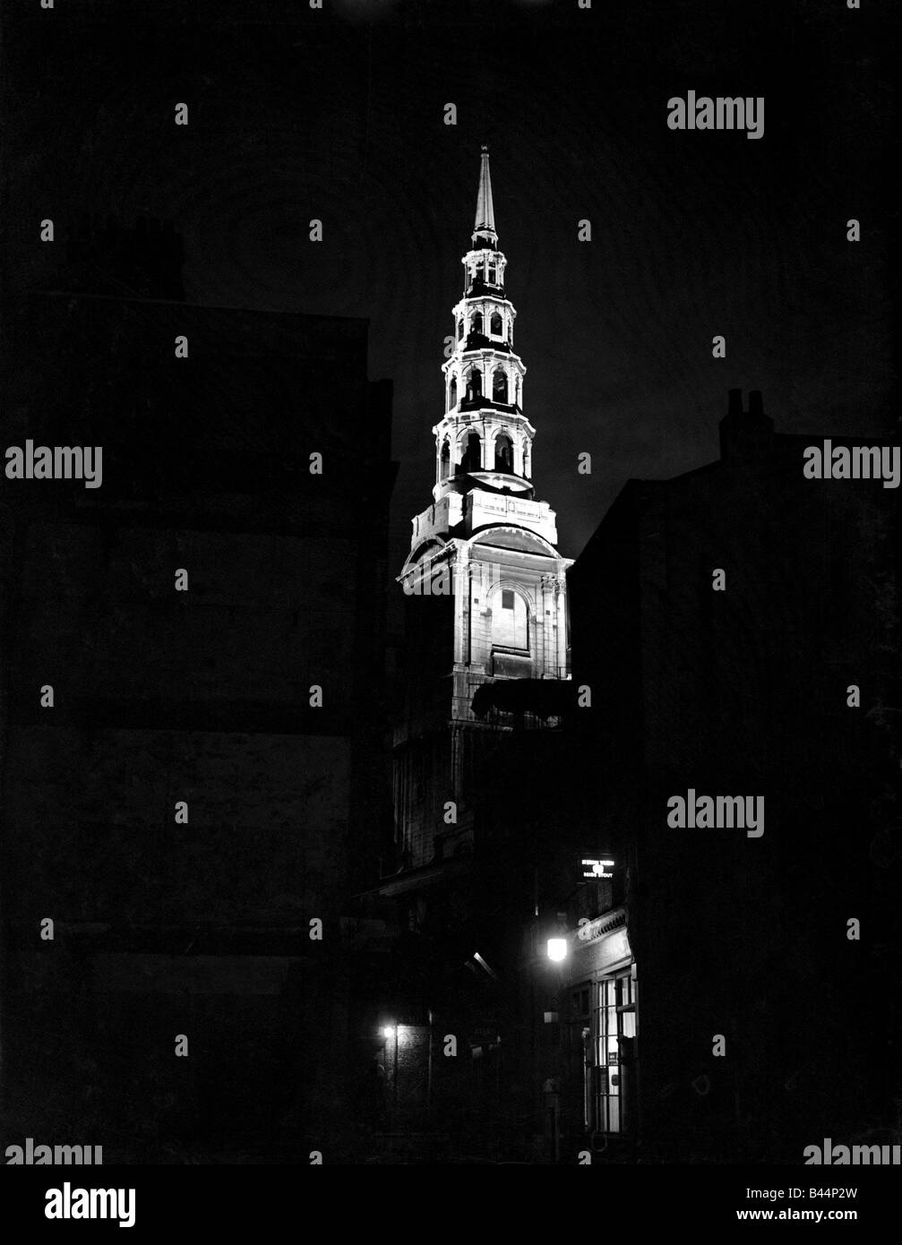 San Clemente danesi chiesa illuminata di notte 1951 Londra Inghilterra Foto Stock