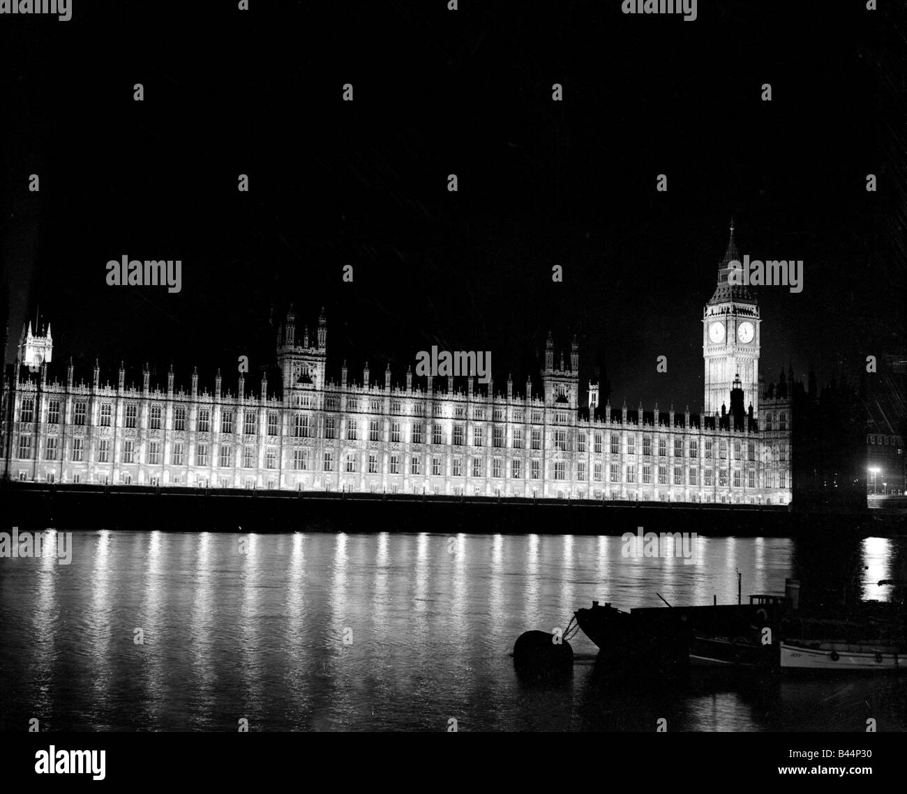 Il Big Ben e il Parlamento è illuminato di notte 1951 Londra Inghilterra proiettori di luce illuminata architettura degli edifici anni cinquanta Foto Stock