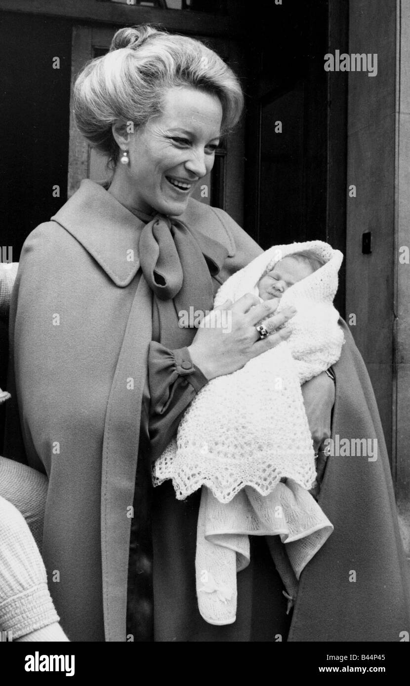 La Principessa Michael del Kent con la sua bimba Ella lasciando St Mary s Hospital di Paddington Aprile 1981 Foto Stock