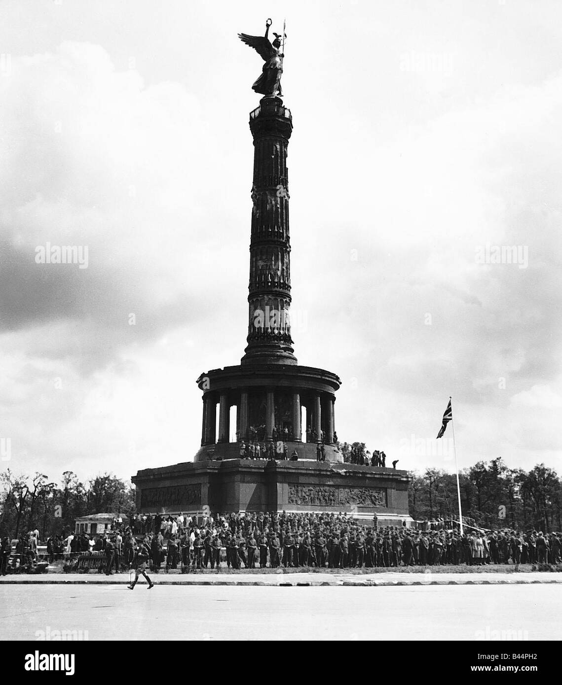 Vista la Colonna della Vittoria di Berlino che mostra la bandiera britannica battenti Foto Stock