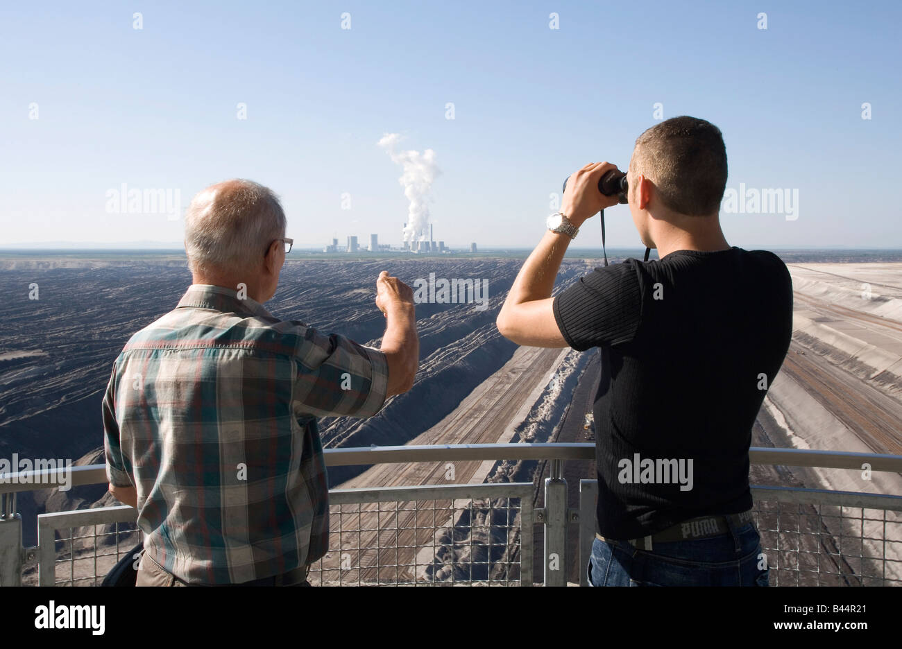 Brown centrali a carbone vegetale Boxberg O L marrone con del carbone a cielo aperto ai turisti di data mining su una torre di osservazione Foto Stock