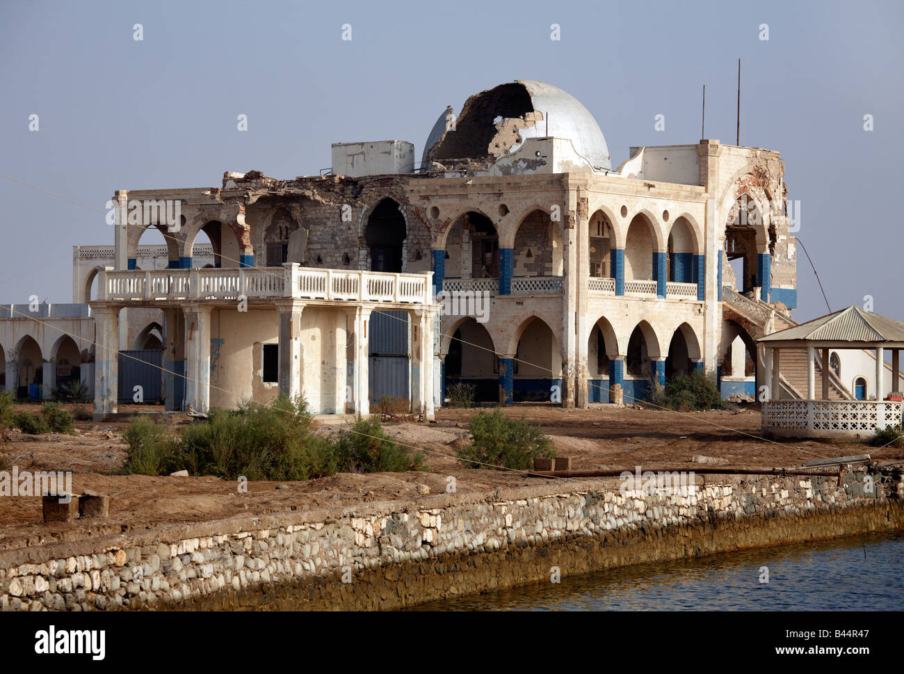 Il distrutto Palazzo Imperiale della città costiera di Massaua, in Eritrea Foto Stock