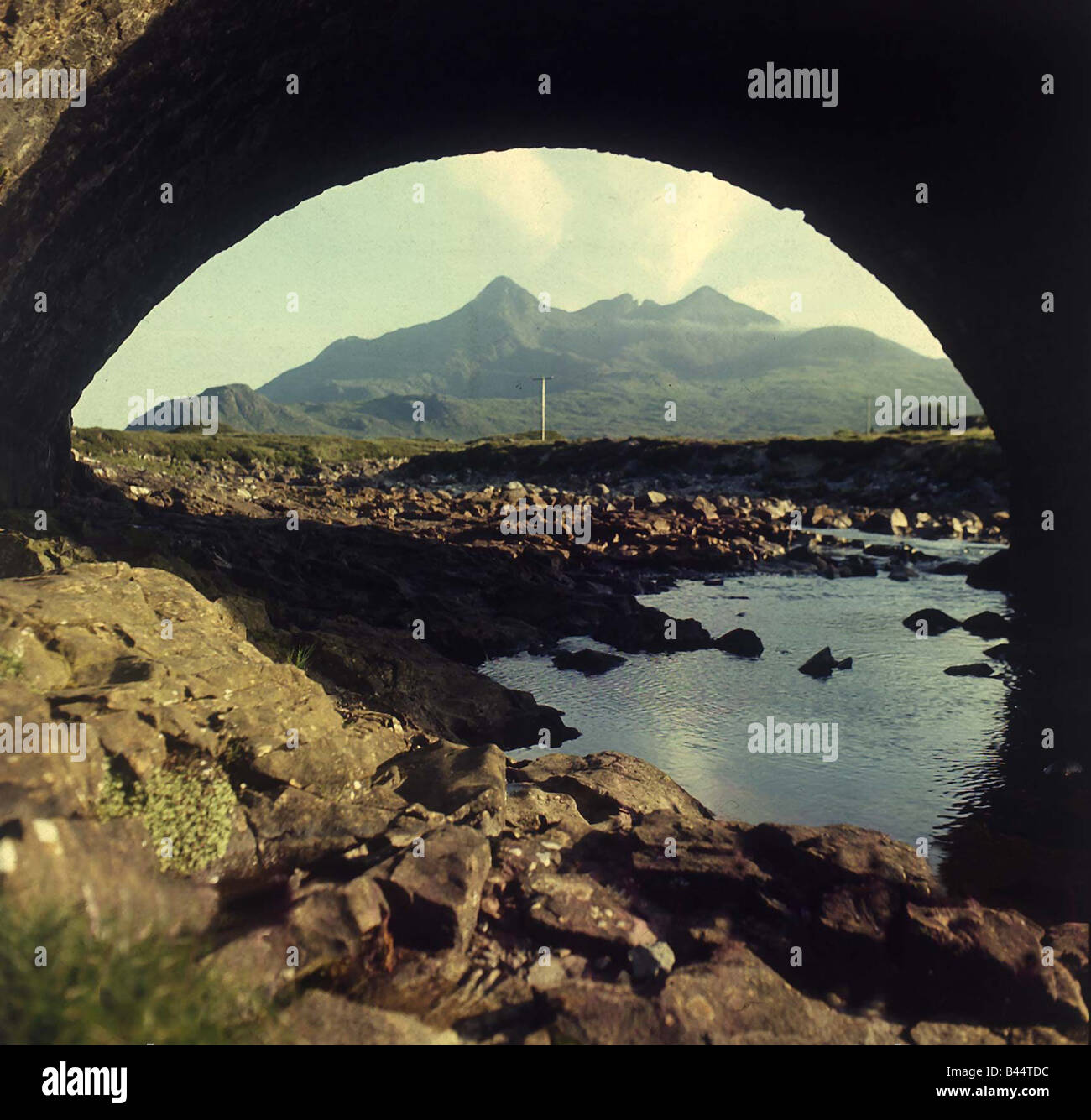 I Cullins Isola di Skye sotto il vecchio ponte sul Red Burn Scozia circa 1990 Foto Stock