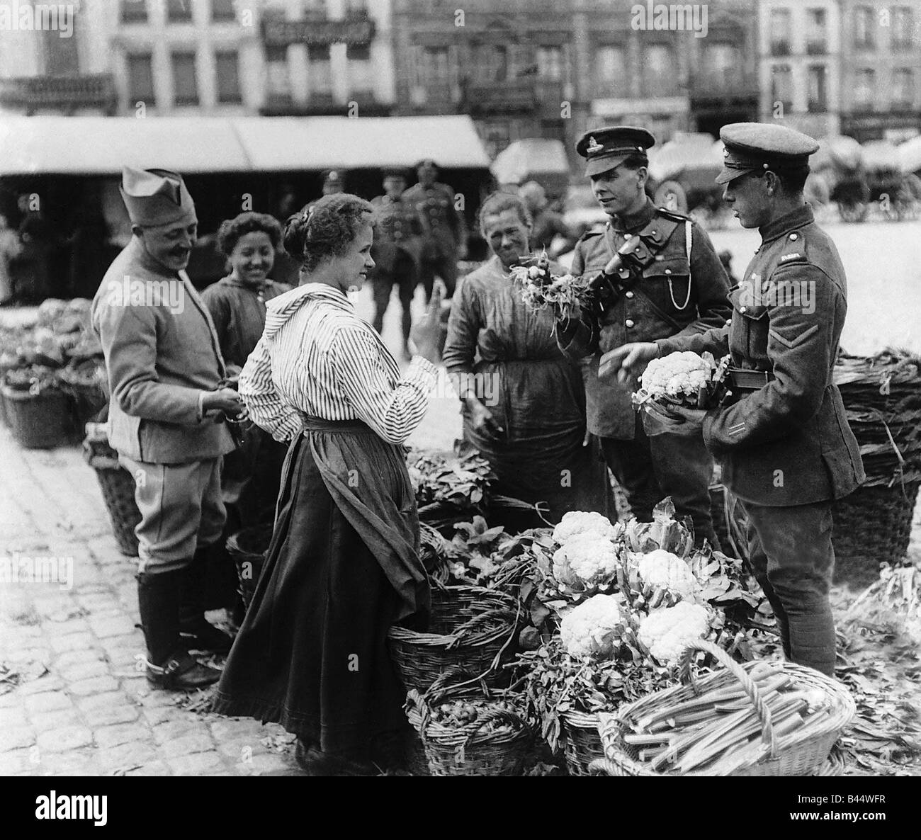 Le truppe britanniche di shopping in un vegetale francese mercato durante l'ultimo anno della prima guerra mondiale Foto Stock