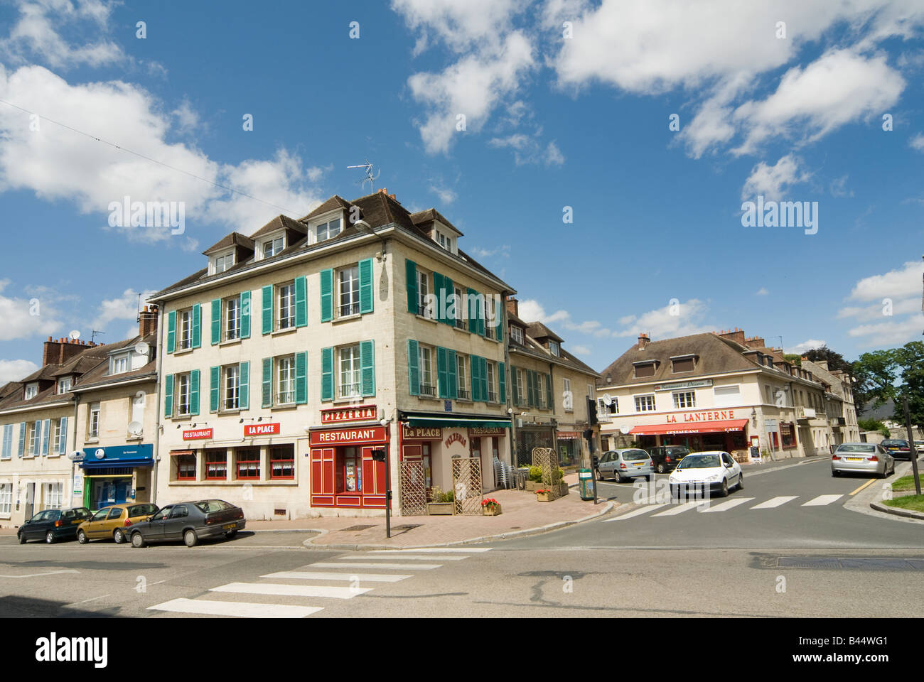 Traffico sulle strade della graziosa cittadina francese di Falaise Normandia Francia Foto Stock