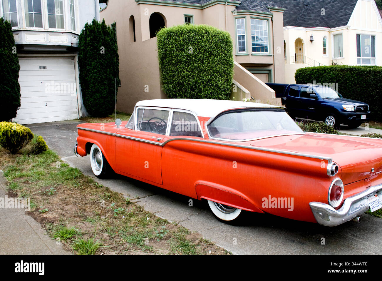 Un 57 Chevy parcheggiato di fronte a una casa Foto Stock