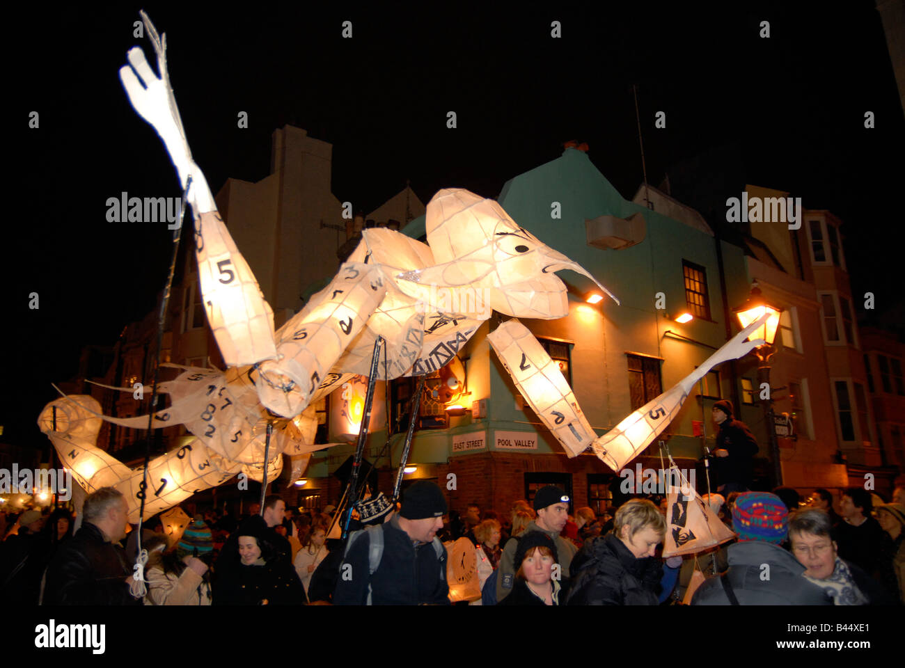 La combustione degli orologi Parade ospitato dal Cielo stesso che si svolge ogni anno a Brighton per contrassegnare il giorno più corto dell'anno BRIGHTON REGNO UNITO Foto Stock