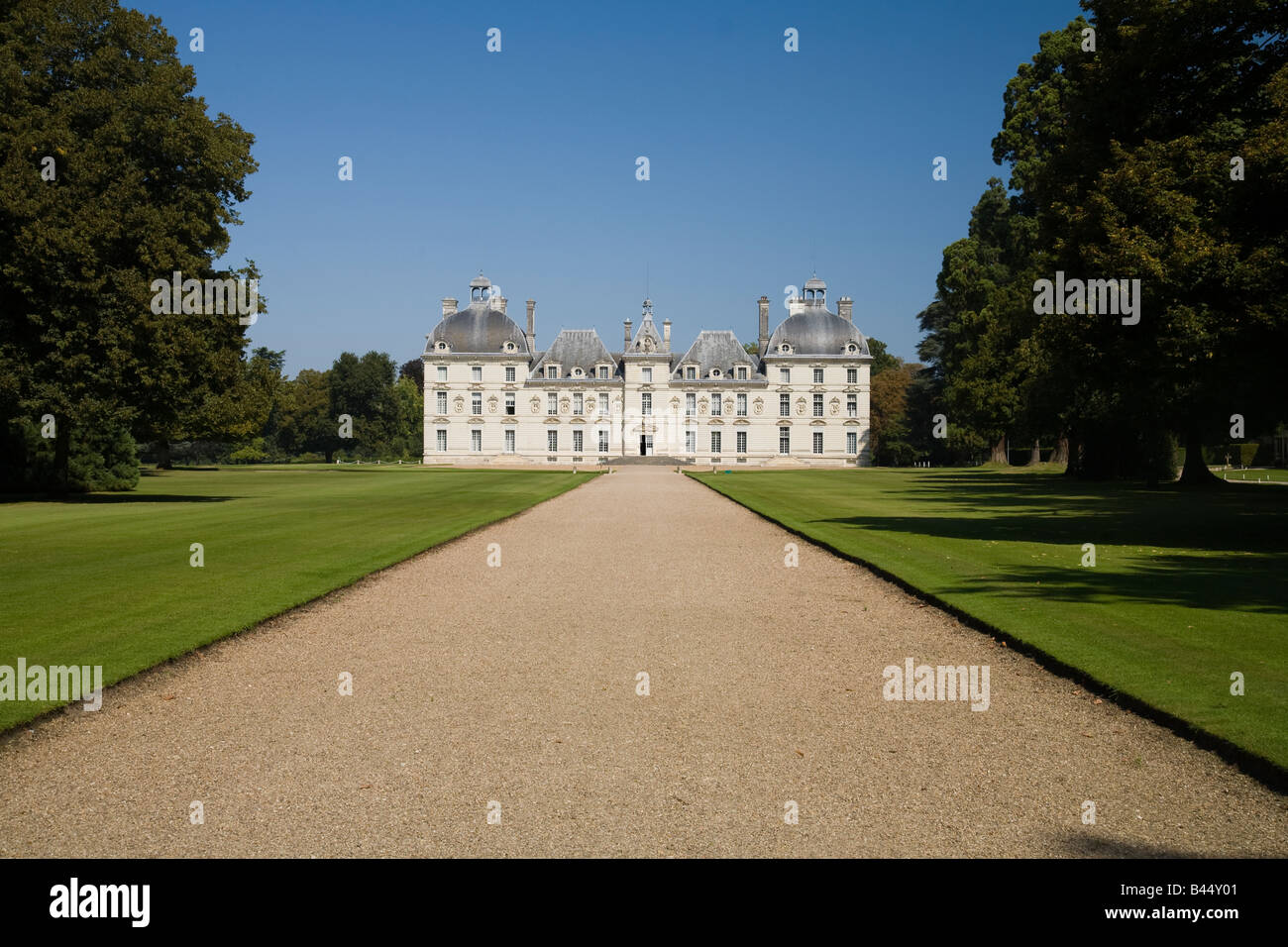 Il viale principale e la classica facciata del xvii secolo Château de Cheverny della Valle della Loira in Francia Foto Stock