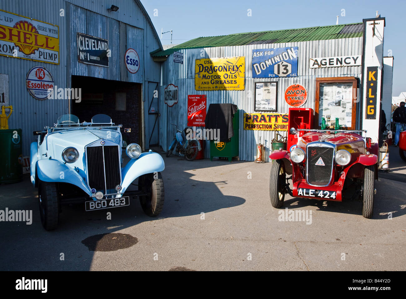 Una Lancia e Hillman Minx Aero 1932 auto in un periodo ricostruito garage al Goodwood 2008 WEST SUSSEX REGNO UNITO Foto Stock