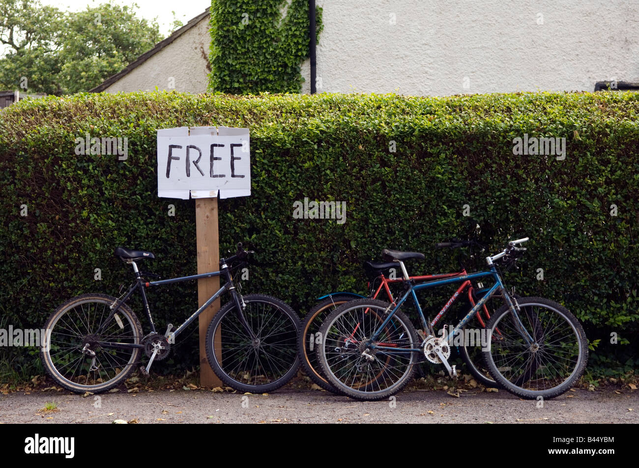 Biciclette in uso gratuito al di fuori di una casa a Swindon, Wiltshire, Inghilterra Foto Stock