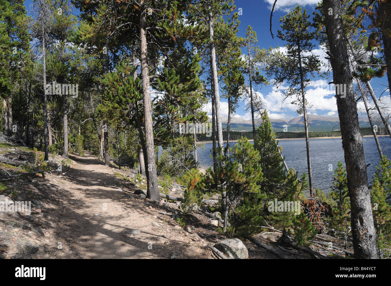 Il turchese del lago in Colorado Rockies, vicino a Denver. Il lago è in San Isabel National Forest. Vi è un trail running Foto Stock