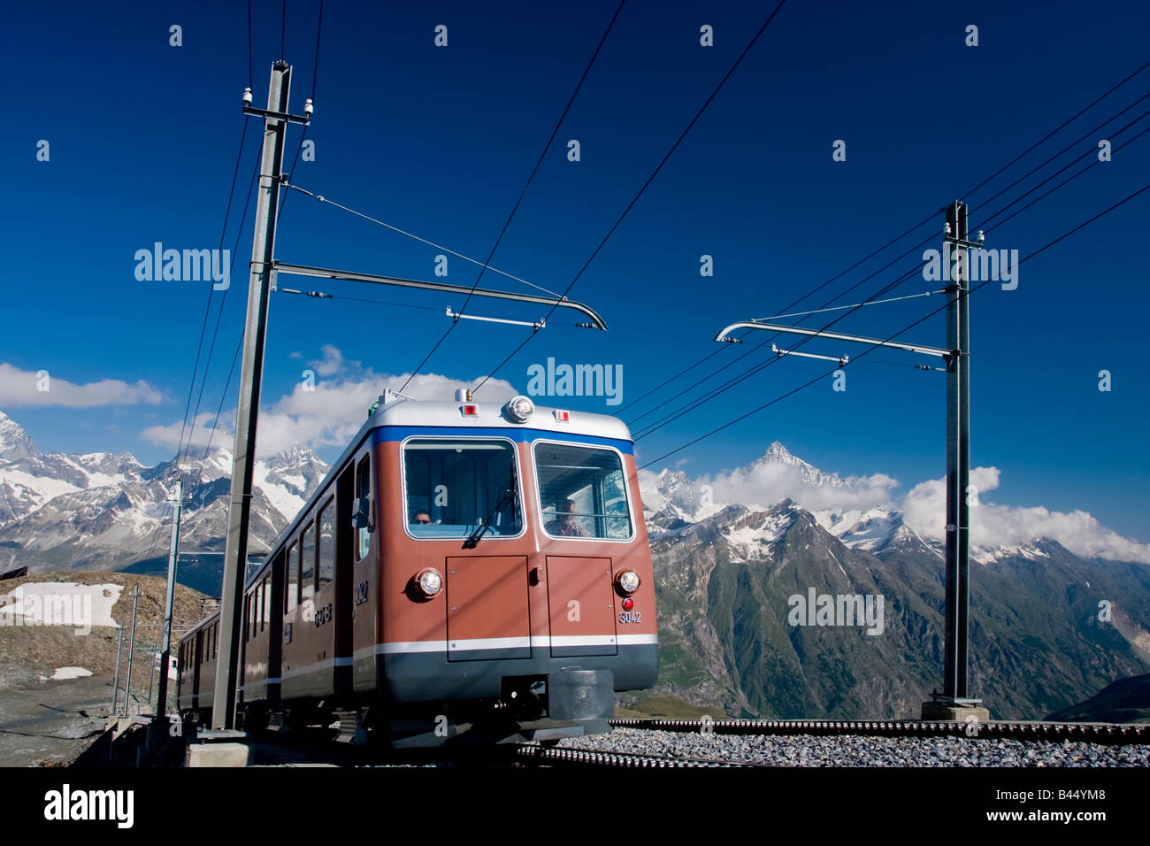 Gornergrat vintage treno dentato di fronte montagne sullo sfondo Foto Stock