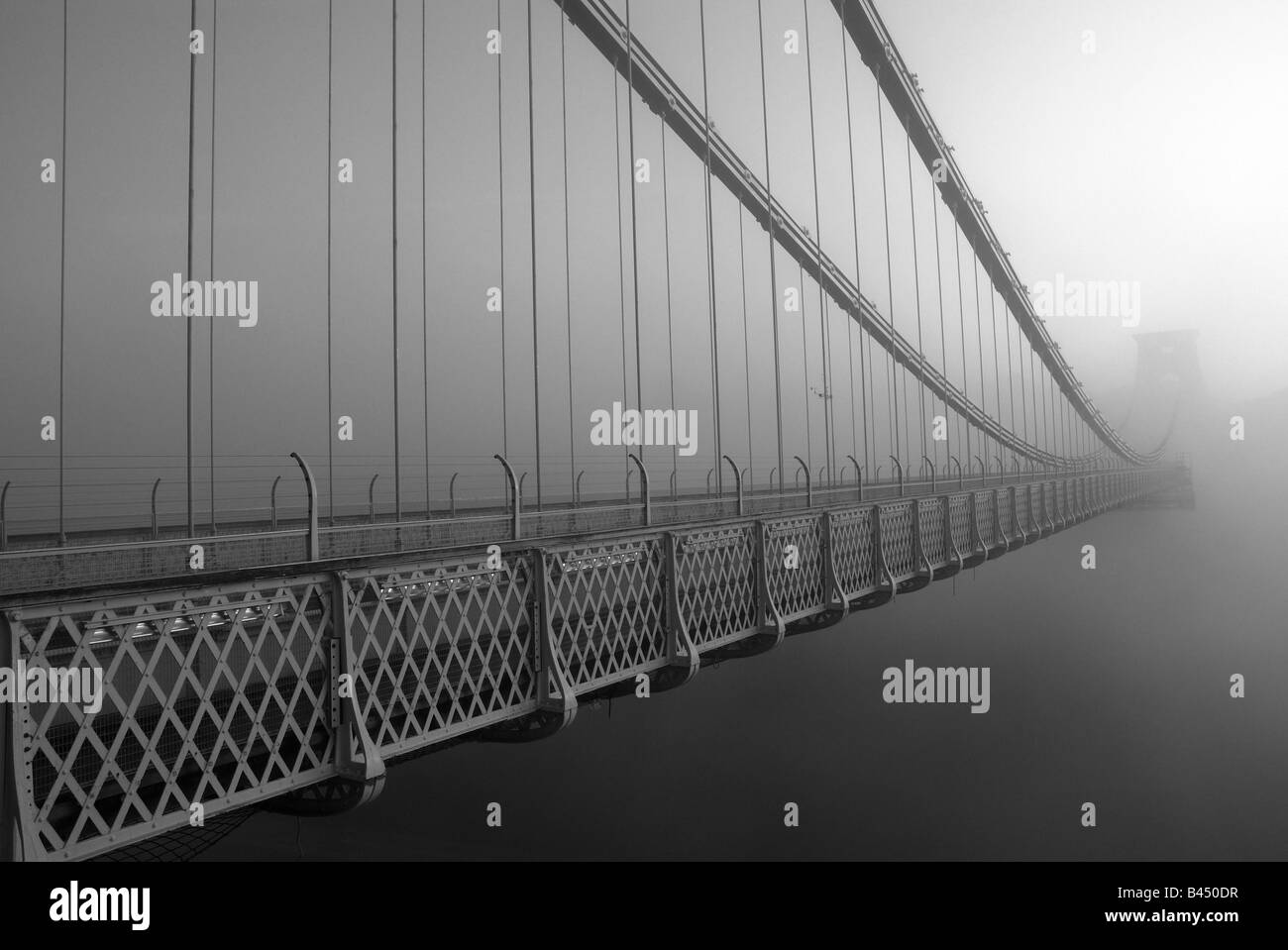 Atmosferica monotona colpo di Clifton Suspension Bridge in Bristol in una nebbiosa alba Foto Stock