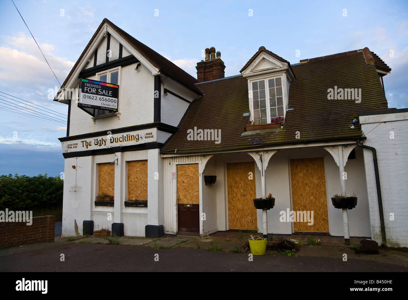 Paese chiuso pub intavolato e in vendita vicino a Dover Inghilterra REGNO UNITO Foto Stock