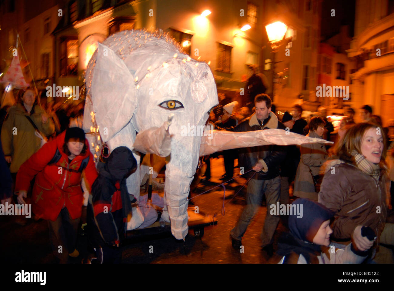 La combustione degli orologi Parade ospitato dal Cielo stesso che si svolge ogni anno a Brighton per contrassegnare il giorno più corto dell'anno BRIGHTON REGNO UNITO Foto Stock