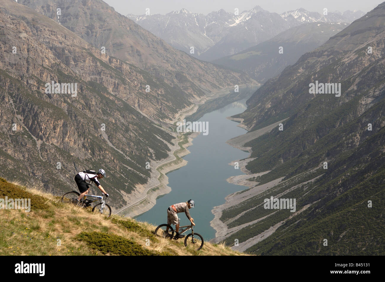 La Mountain bike al di sopra di Livigno nelle alpi italiane Foto Stock