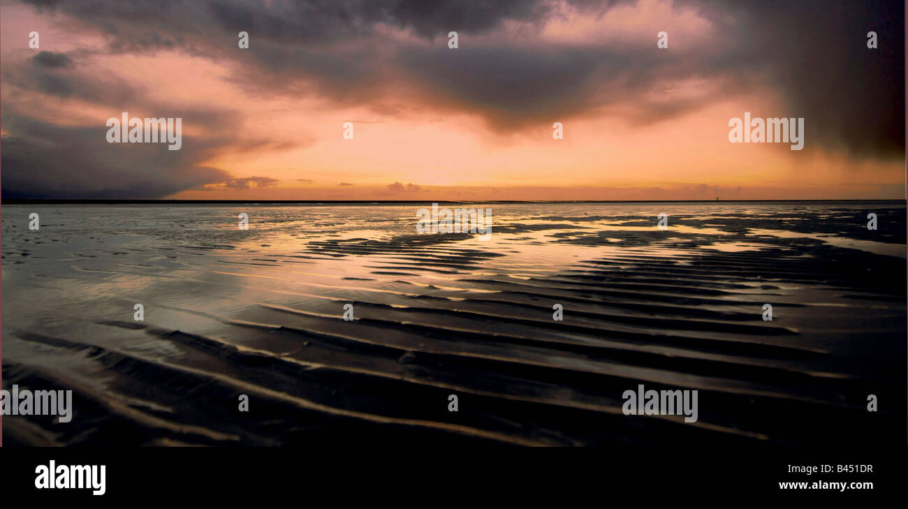 Paesaggio spiaggia Ainsdale Merseyside su un burrascoso inverni di notte. Foto Stock