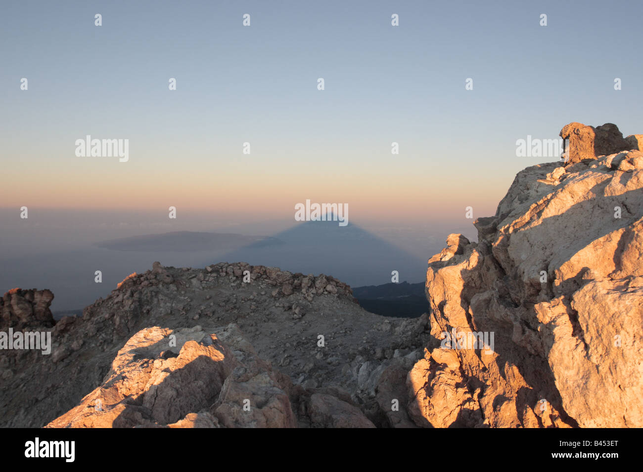 Un ombra triangolare è gettato a ovest dal Monte Teide 3817 metri sopra il livello del mare all'alba del 22 settembre 2008 Foto Stock